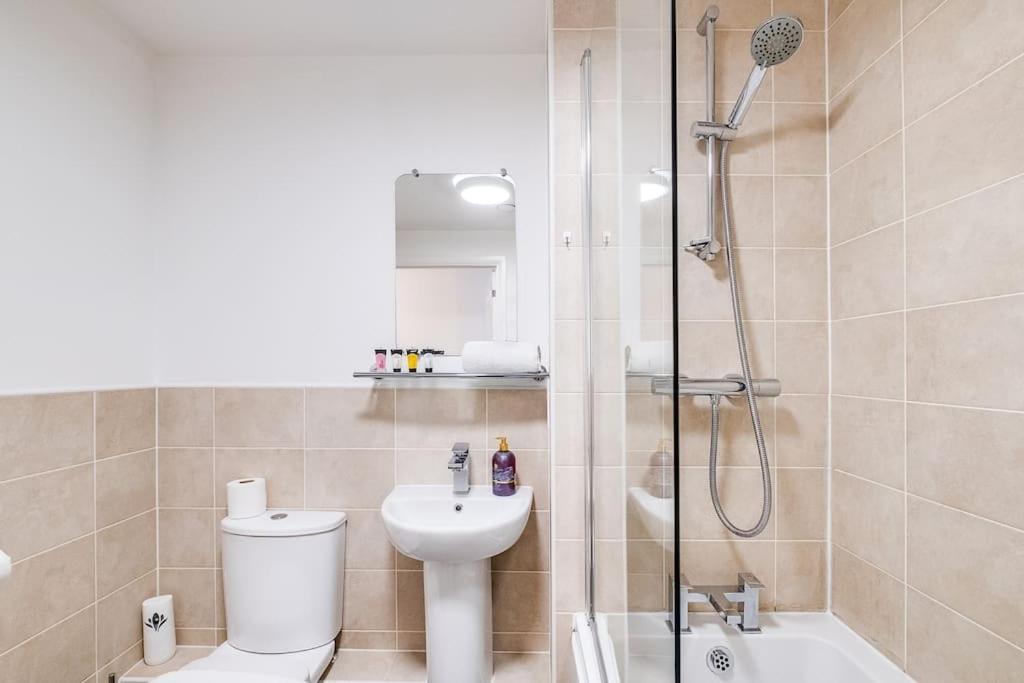 The Versace Suite With 4 Beds And Secure Free Parking Birmingham Exterior foto